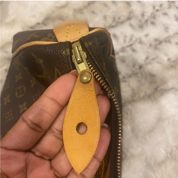 Authentic Louis Vuitton Monogram Speedy 30 - Picture 4 of 10
